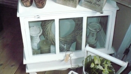 vitrine kastje compleet met inhoud (kaarsen en kandelaars )VERKOCHT!!