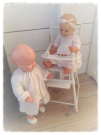 Lief poppenstoeltje in krijtwit
