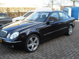 Mercedes E met 18``  Velgen en Falken FK 453 banden