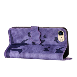 BookCover Etui Hoes voor iPhone SE - iPhone 7 - iPhone 8   -  Paars - Vlinders en Kat - Reliëf