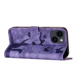 BookCover Etui Hoes voor iPhone 15  -  Paars - Vlinders en Kat - Reliëf