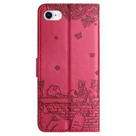 BookCover Hoes Etui voor Apple iPhone 16e  -  Rood  - Katten op muurtje - Reliëf