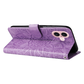 BookCover Hoes Etui voor iPhone 16  -  Paars - Bloem-Motief in Reliëf