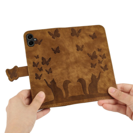 BookCover Hoes Etui voor Samsung Galaxy A06 - A07  -  Vlinders en Kat  - Bruin  - Reliëf