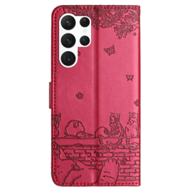 BookCover Hoes Etui voor Samsung Galaxy S25 Ultra  -  Rood  - Katten op Muurtje -  Reliëf