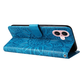 BookCover Hoes Etui voor iPhone 16  -  Blauw  - Bloem-Motief in Reliëf