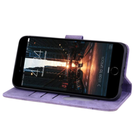 BookCover Hoes Etui voor Apple iPhone 16e  -  Paars - Bloemen Kat - Reliëf