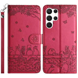 BookCover Hoes Etui voor Samsung Galaxy S25 Ultra  -  Rood  - Katten op Muurtje -  Reliëf