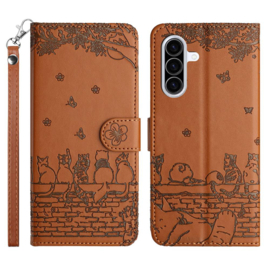 BookCover Hoes Etui voor Samsung Galaxy A57  -  Bruin  - Katten op Muurtje - Reliëf