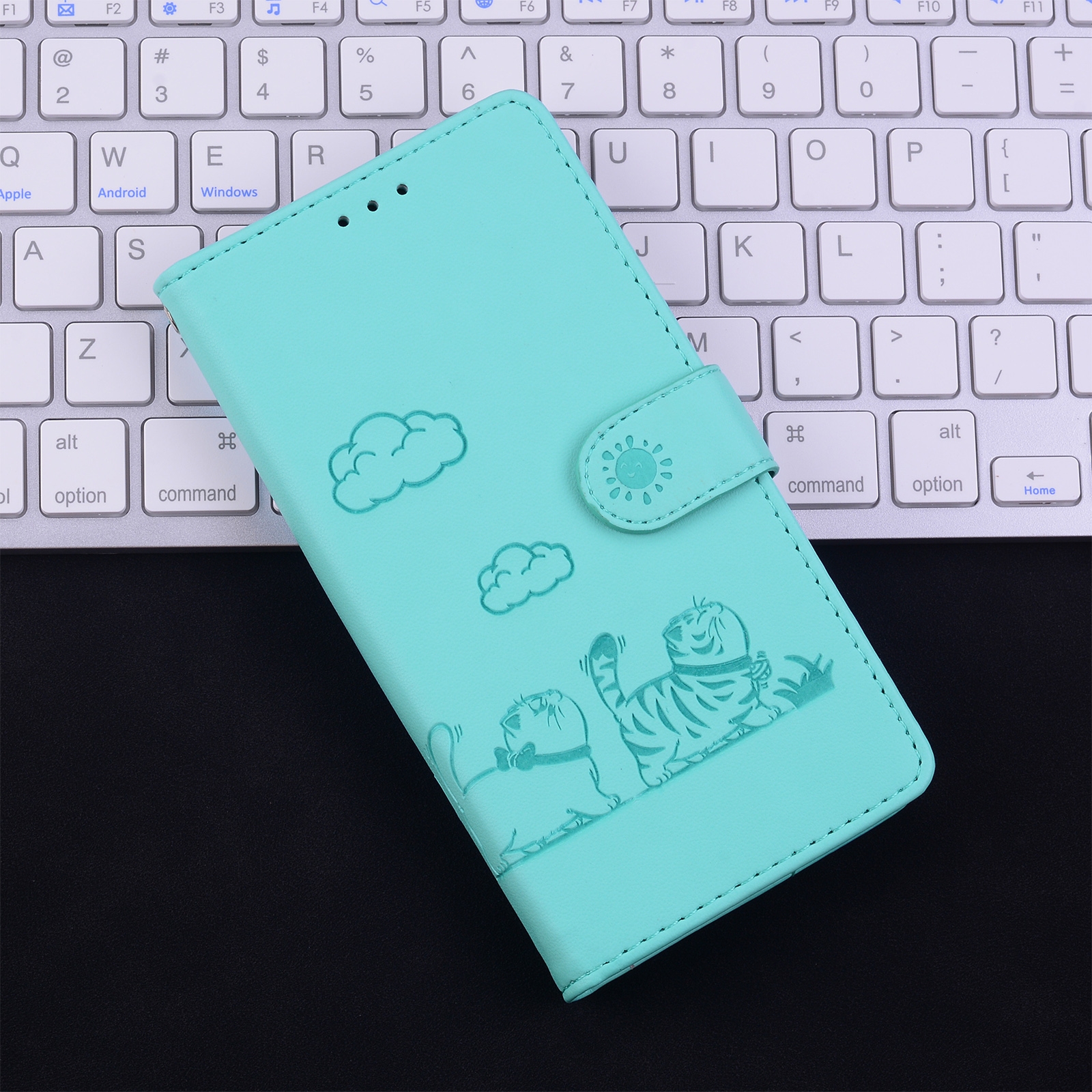 BookCover Hoes Etui voor Apple iPhone 16  -  Cartoon Cats  -  Groen   - Reliëf
