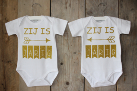 Tweeling romper "zij is jarig"