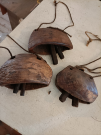 Kol35 (64.) Houten koeienbel