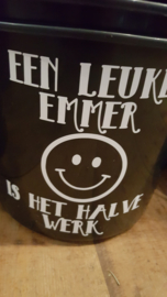 Een leuke emmer is het halve werk (met smiley)