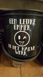 Een leuke emmer is het halve werk (met smiley)