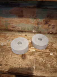 M63 (40.) Kandelaar rond grijs