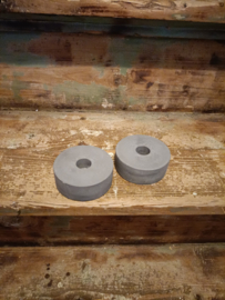 M62 (40.) Kandelaar rond dk grijs