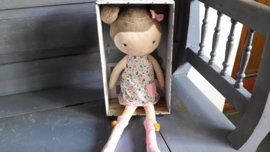 Tw16 (.)  Rosa, stoffen pop, meisje (groot)