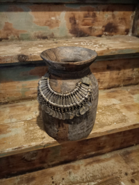 He18 (52.) Nepalese vaas met ketting