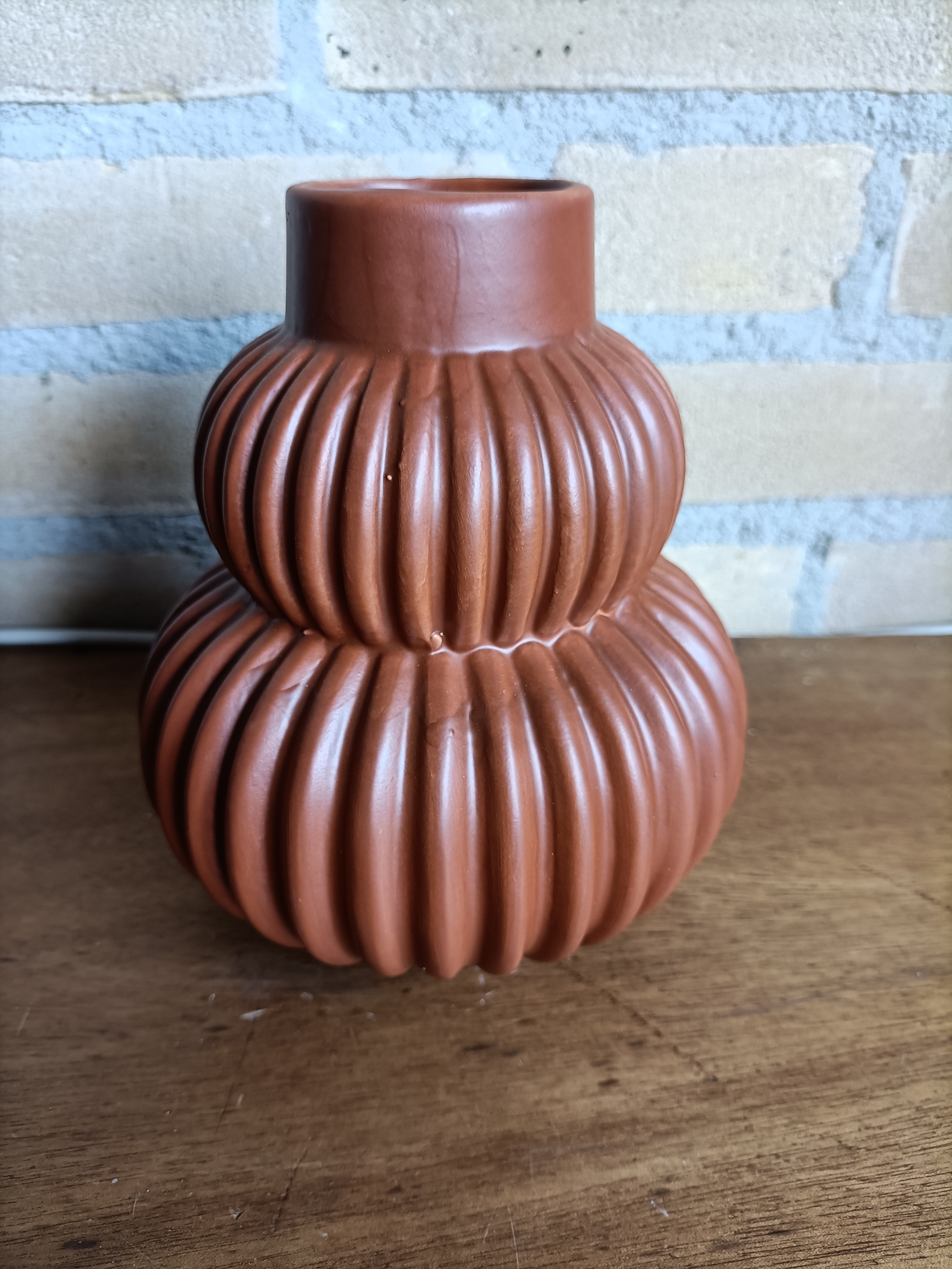 Wj18 Vaas met ribbels bruin