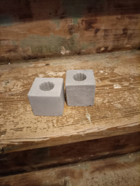 M61  (40.) Kandelaar beton