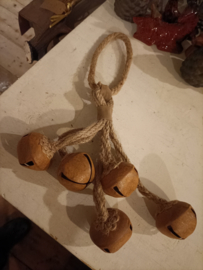 M08 Dik touw met roestige bellen (05.)