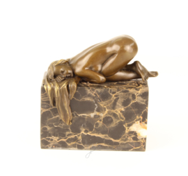 Bronzen Beeld Slapende Dame
