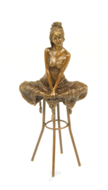 Bronzen Beeld Dame Op Barkruk BJ-10