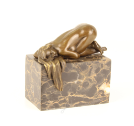 Bronzen Beeld Slapende Dame