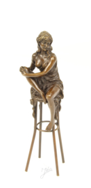 Bronzen Beeld Dame Op Barkruk BJ-11