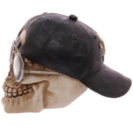 Schedel met zwarte baseballpet
