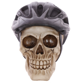 Schedel met zwarte fietshelm