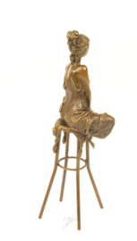 Bronzen Beeld Dame Op Barkruk BJ-10