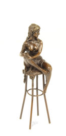 Bronzen Beeld Dame Op Barkruk BJ-11