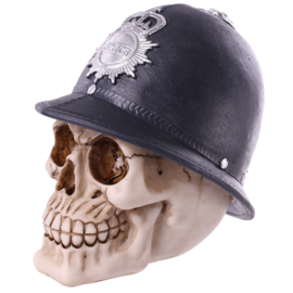 Schedel met politiehelm