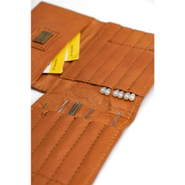 MUUD Elvia. Handgemaakt leren etui voor spelden en naalden 14x20cm - kleur WHISKY