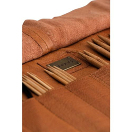 MUUD Bea. Handgemaakt leren etui voor breinaalden O25xO49OxØC10cm - kleur WHISKY