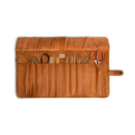 MUUD Bea. Handgemaakt leren etui voor breinaalden O25xO49OxØC10cm - kleur WHISKY