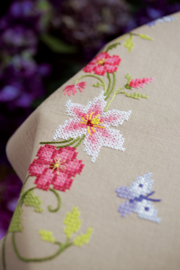 TAFELKLEED KIT ROZE BLOEMEN MET VLINDERS
