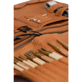 MUUD Billie Etui. Handgemaakt leren handwerketui C19x13cm - O27.5x38cm - kleur WHISKY
