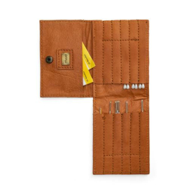 MUUD Elvia. Handgemaakt leren etui voor spelden en naalden 14x20cm - kleur WHISKY