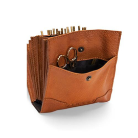 MUUD Betina. Handgemaakt leren etuit voor verwisselbare breinaalden 17x13xO23cm - kleur WHISKY