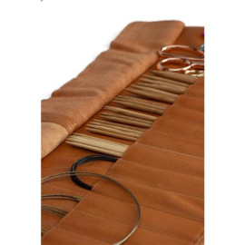 MUUD Elona. Handgemaakt leren oprolbare handwerketuit 20x68cm - kleur WHISKY