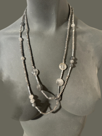 Ketting grijze kwarts en kristalletjes