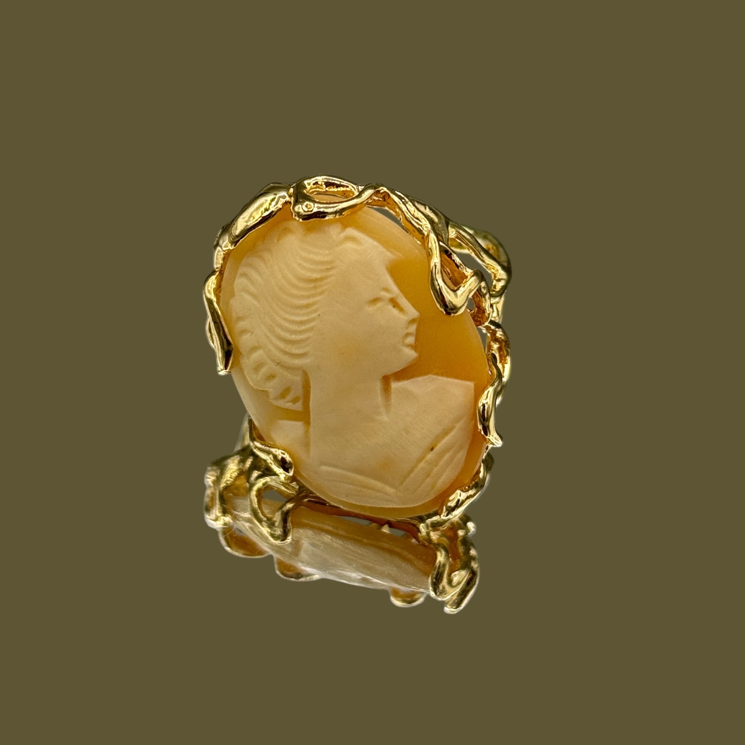 Ring sardonic camee