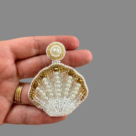 Couture oorbellen shells white