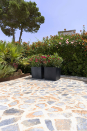 Vierkante stonelook plantenbak `Michigan` Afmeting: L110 x B110 x H70 | Kleur: Black Stonelook