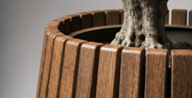 Hardhouten plantenbak rond 'Mori Sphere' Kleur: bruin | Ø53 x H80 cm