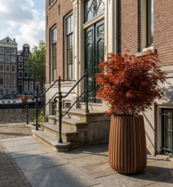 Hardhouten plantenbak rond 'Mori Sphere' Kleur: bruin | Ø70 x H100 cm