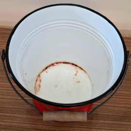 Rood emaille emmer met houten handgreep