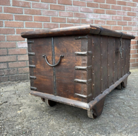 Antieke houten kist op wieltjes - H 53 x B 104 x D 46 cm